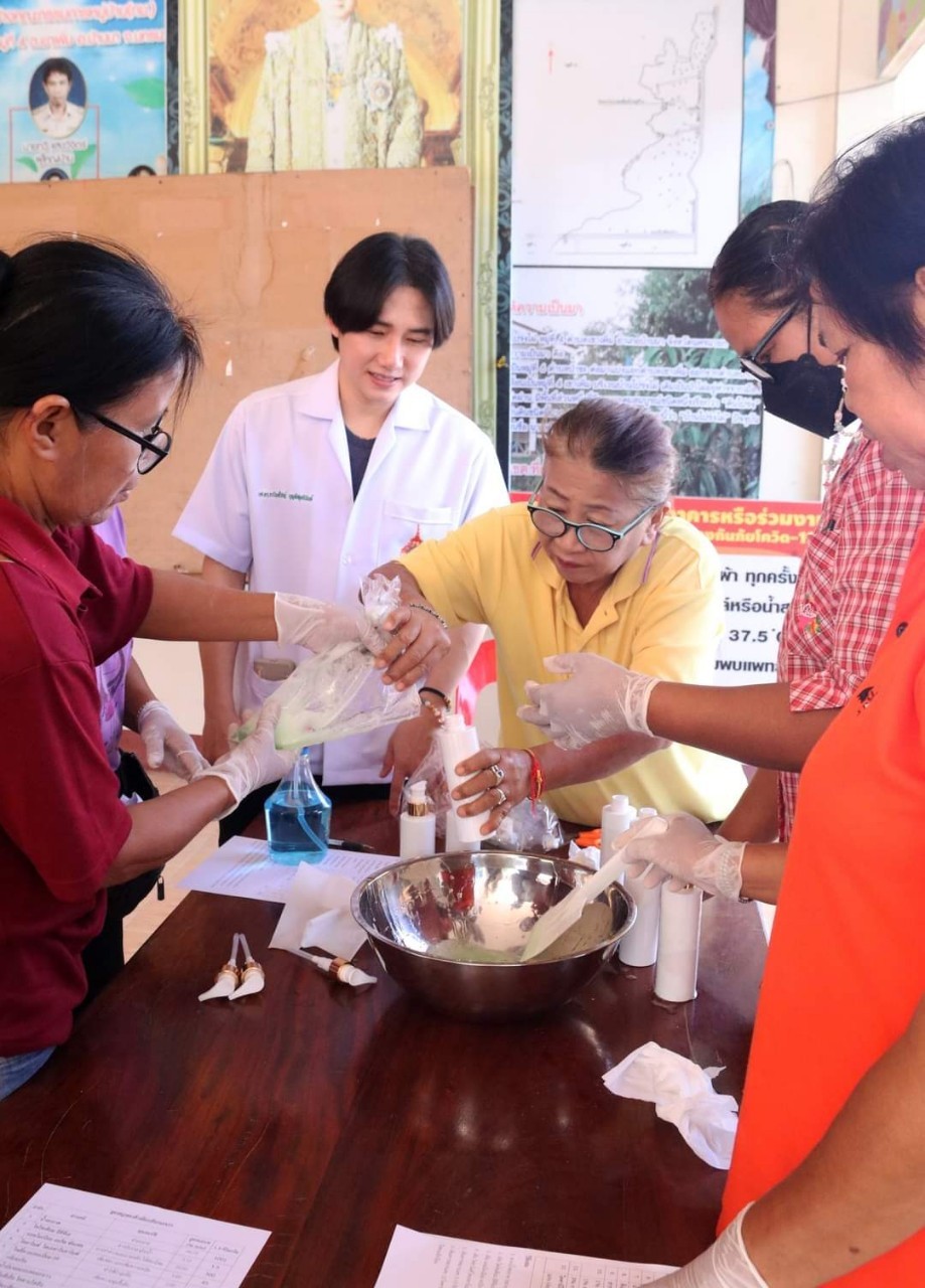 LINE_ALBUM_ถ่ายทอดการแปรรูปผลิตภัณฑ์จากพืชสมุนไ_240307_7