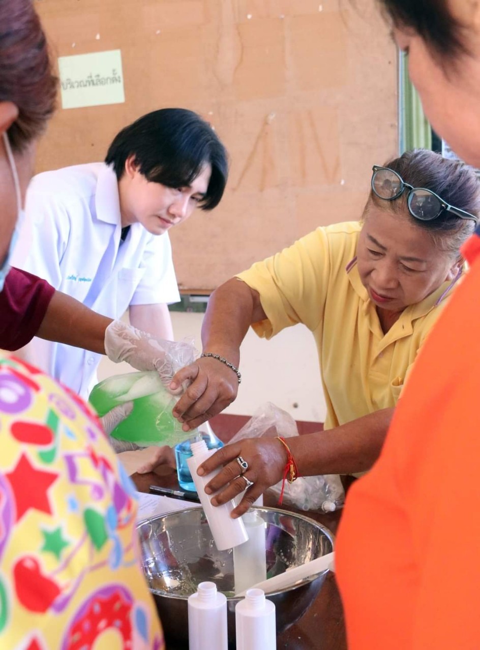 LINE_ALBUM_ถ่ายทอดการแปรรูปผลิตภัณฑ์จากพืชสมุนไ_240307_8