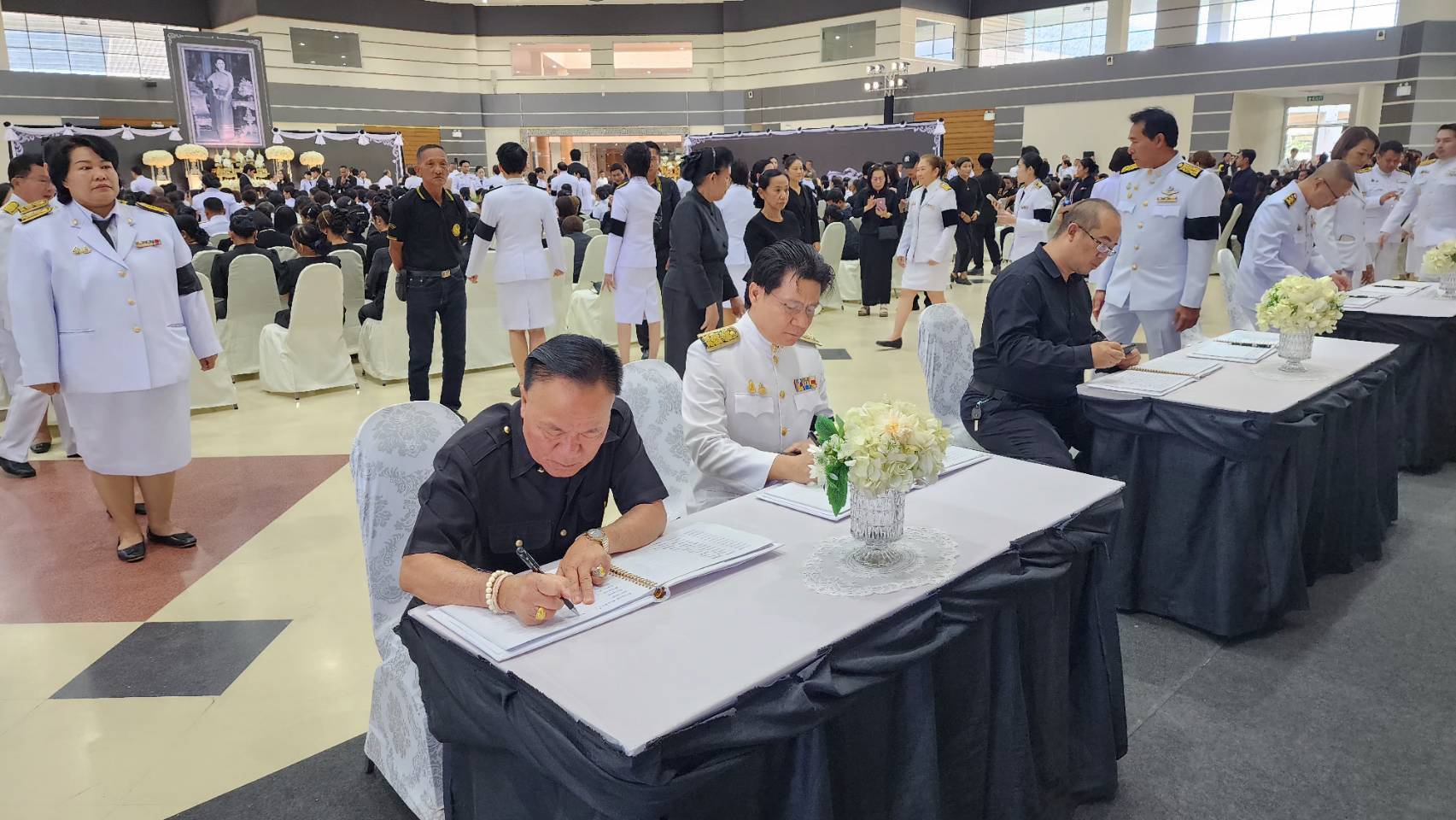 มทร.ล้านนา ร่วมพิธีถวายสักการะพระบรมศพ สมเด็จพระนางเจ้าสิริกิติ์ พระบรมราชินีนาถ พระบรมราชชนนีพันปีหลวง