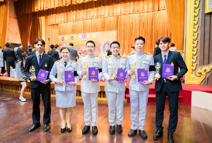 อาจารย์และ นศ มทร.พระนคร เข้ารับรางวัลนวราช