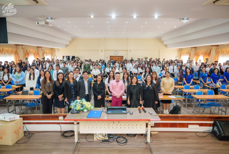 บริหารธุรกิจ จัดโครงการ EngUp กับ KruDew