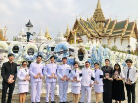 สถานีวิทยุ มทร.ธัญบุรี วางพวงมาลา และถวายบังคมพระบรมศพพระบรมราชชนนีพันปีหลวง