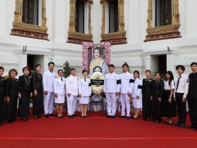 สถานีวิทยุ มทร.ธัญบุรี วางพวงมาลา และถวายบังคมพระบรมศพพระบรมราชชนนีพันปีหลวง