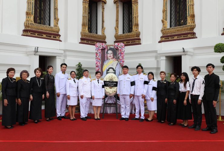 สถานีวิทยุ มทร.ธัญบุรี วางพวงมาลา และถวายบังคมพระบรมศพพระบรมราชชนนีพันปีหลวง