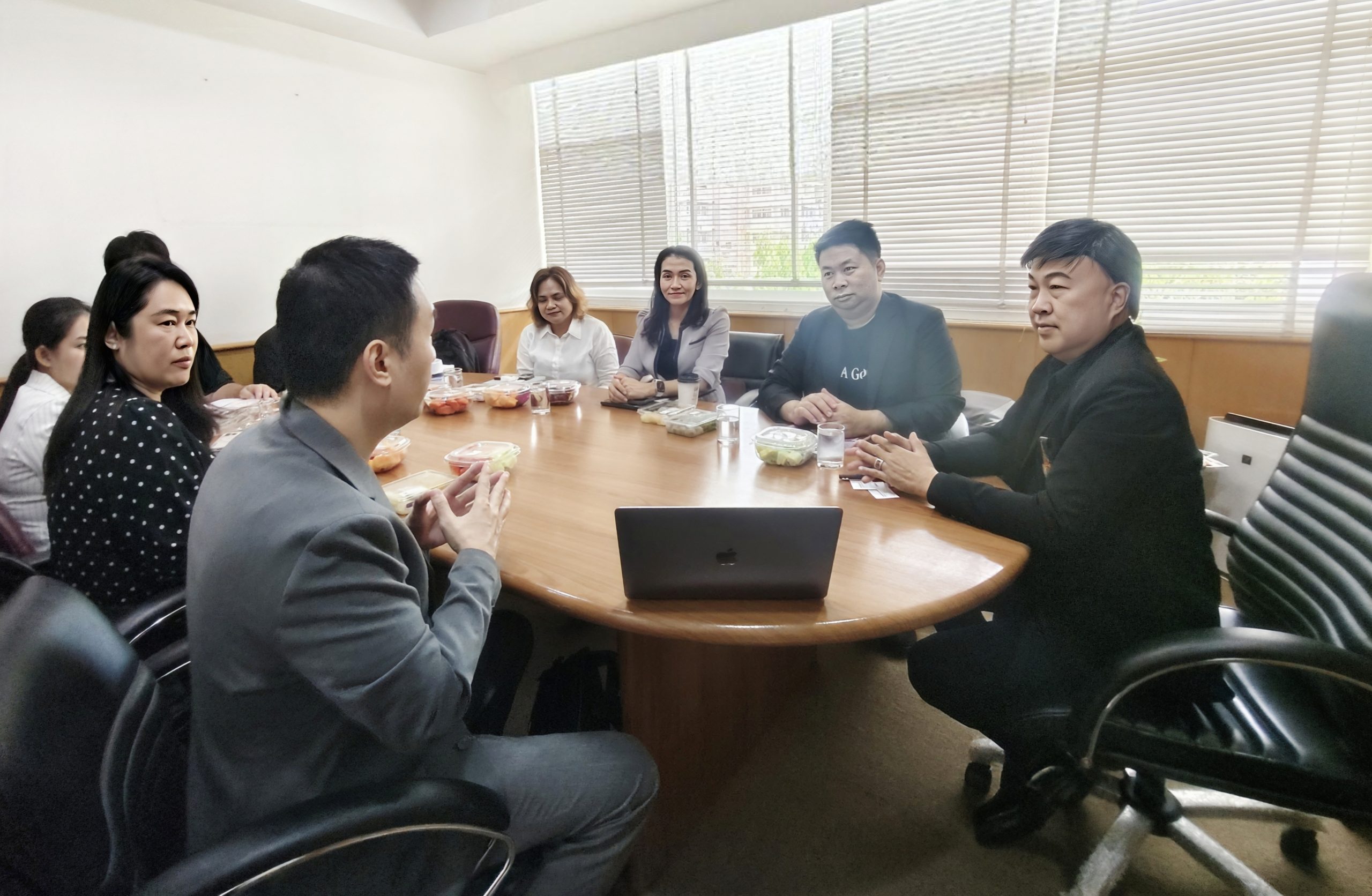 ราชมงคลพระนคร ร่วมกับจีคิว ผลิตชุดนักศึกษาคอลเลกชันพิเศษ