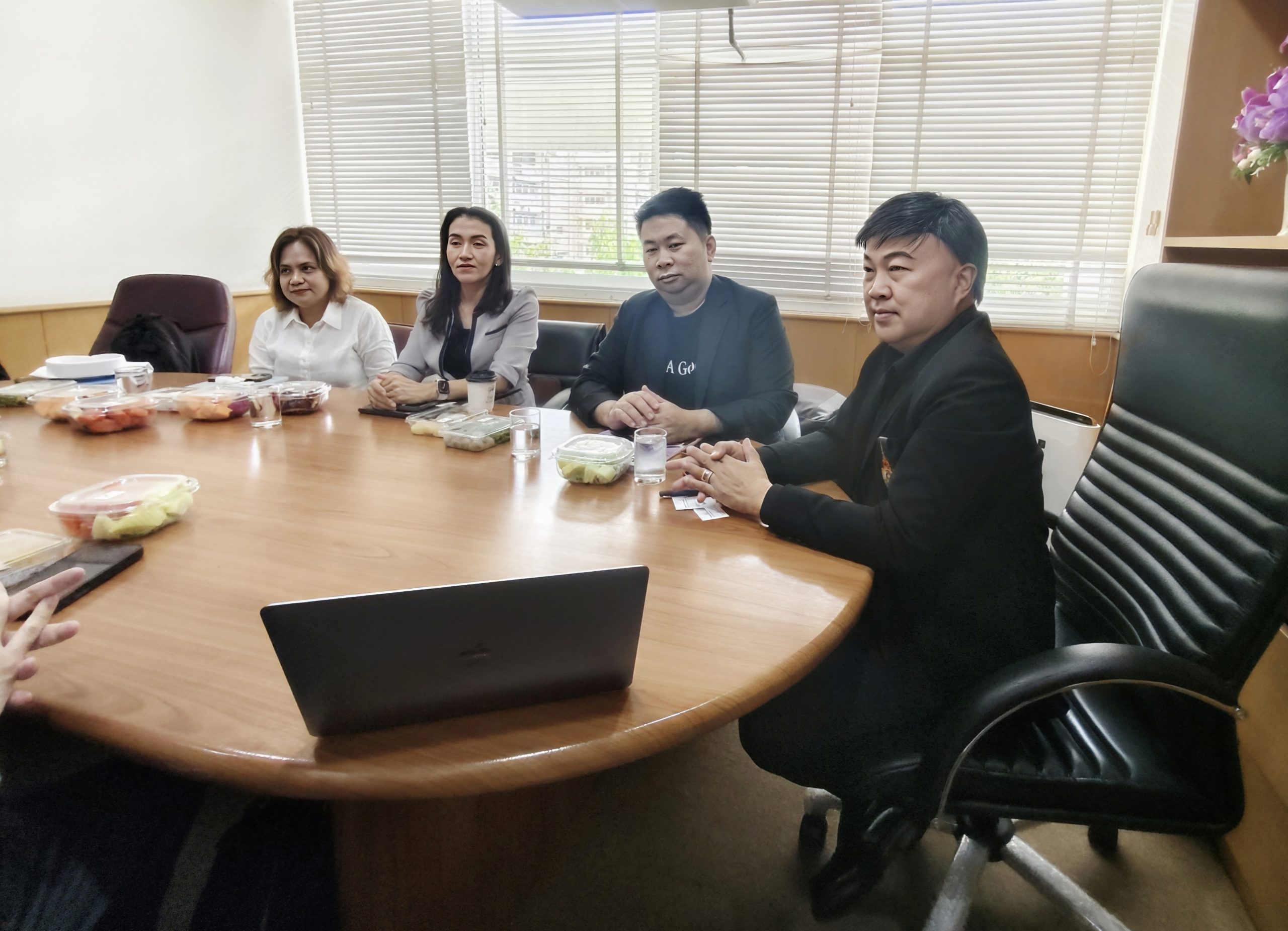 ราชมงคลพระนคร ร่วมกับจีคิว ผลิตชุดนักศึกษาคอลเลกชันพิเศษ