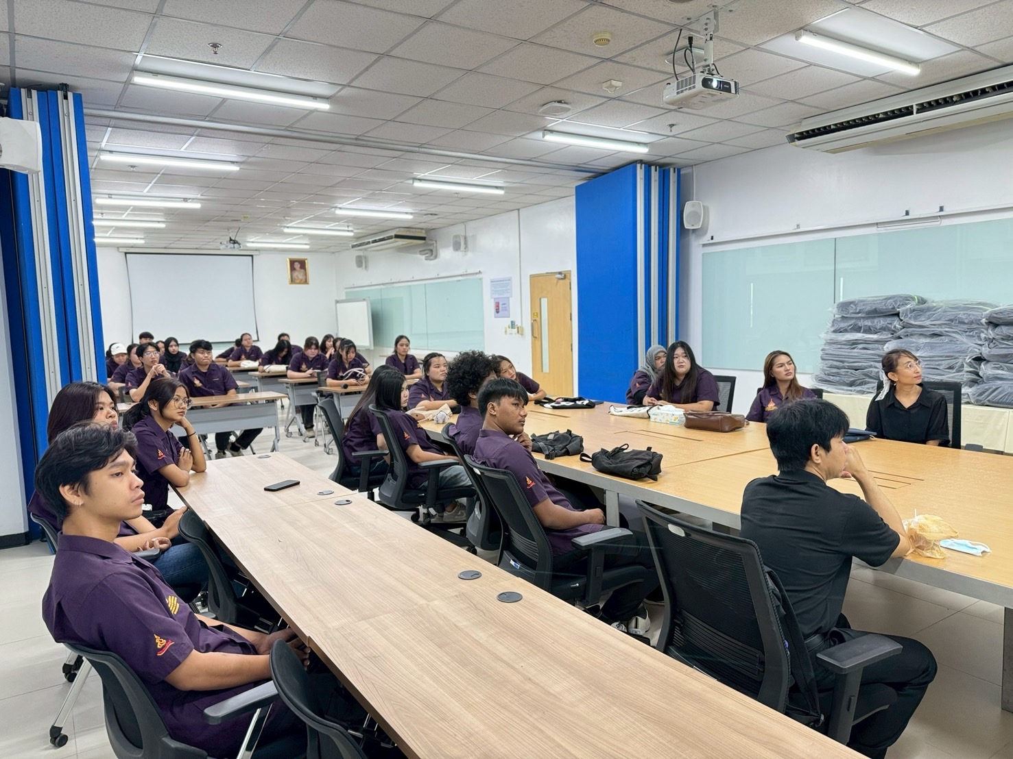 นศ วิทยาศาสตร์และการจัดการเทคโนโลยีอาหาร ดูงานศูนย์กระจายสินค้าโลตัส