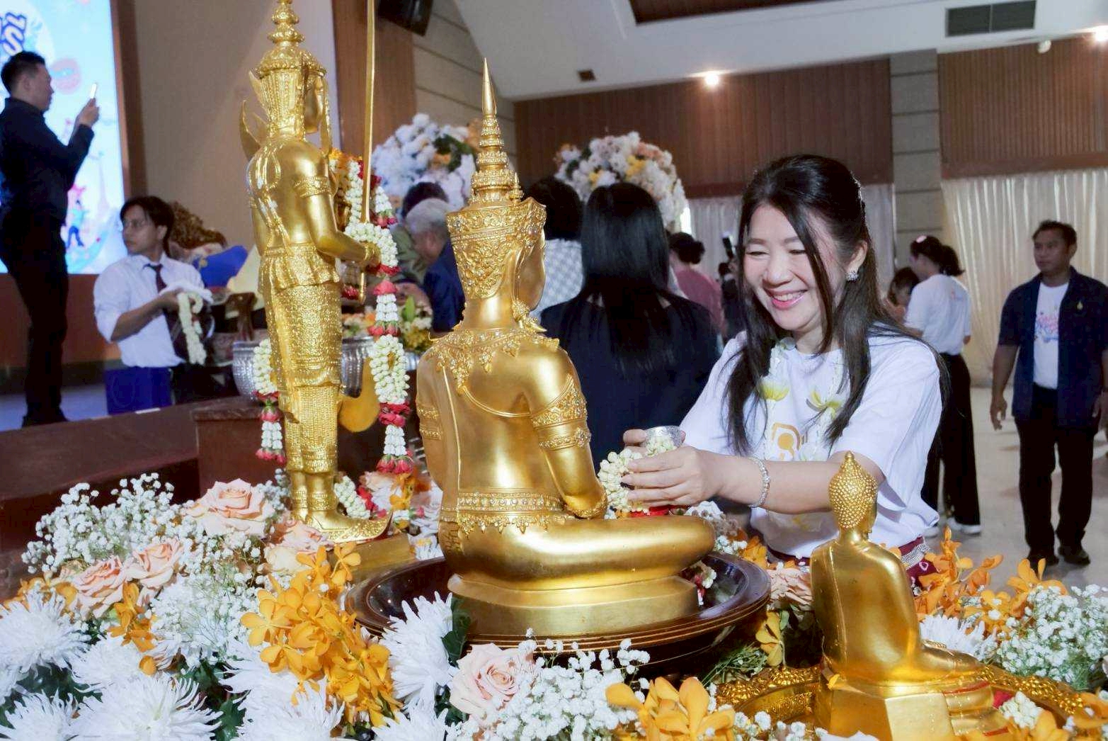 มทร.ธัญบุรี สรงน้ำพระ_260409_51