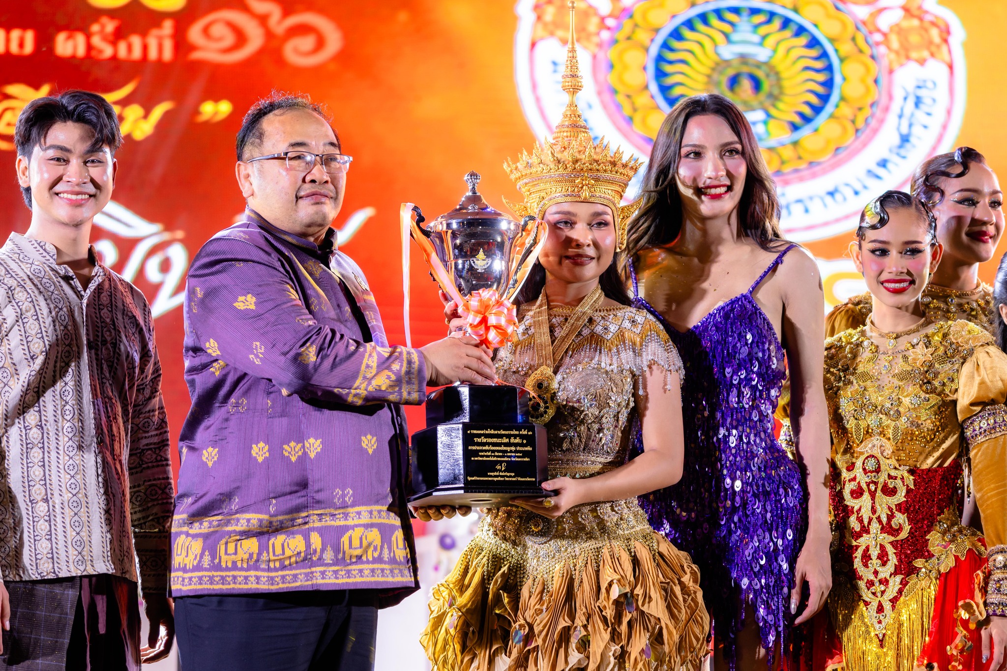 มทร.อีสาน คว้าแชมป์การประกวดขับร้องเพลงลูกทุ่งประเภททีม