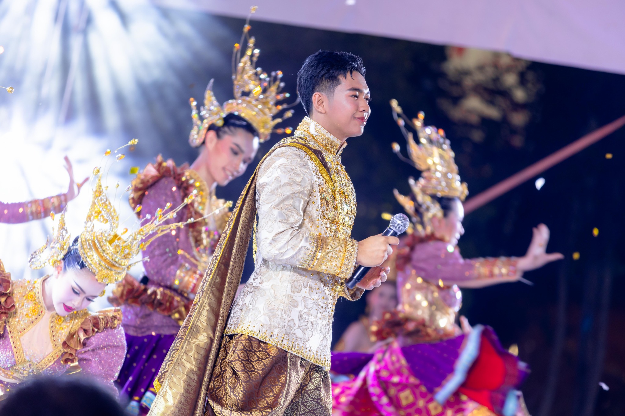 มทร.อีสาน คว้าแชมป์การประกวดขับร้องเพลงลูกทุ่งประเภททีม