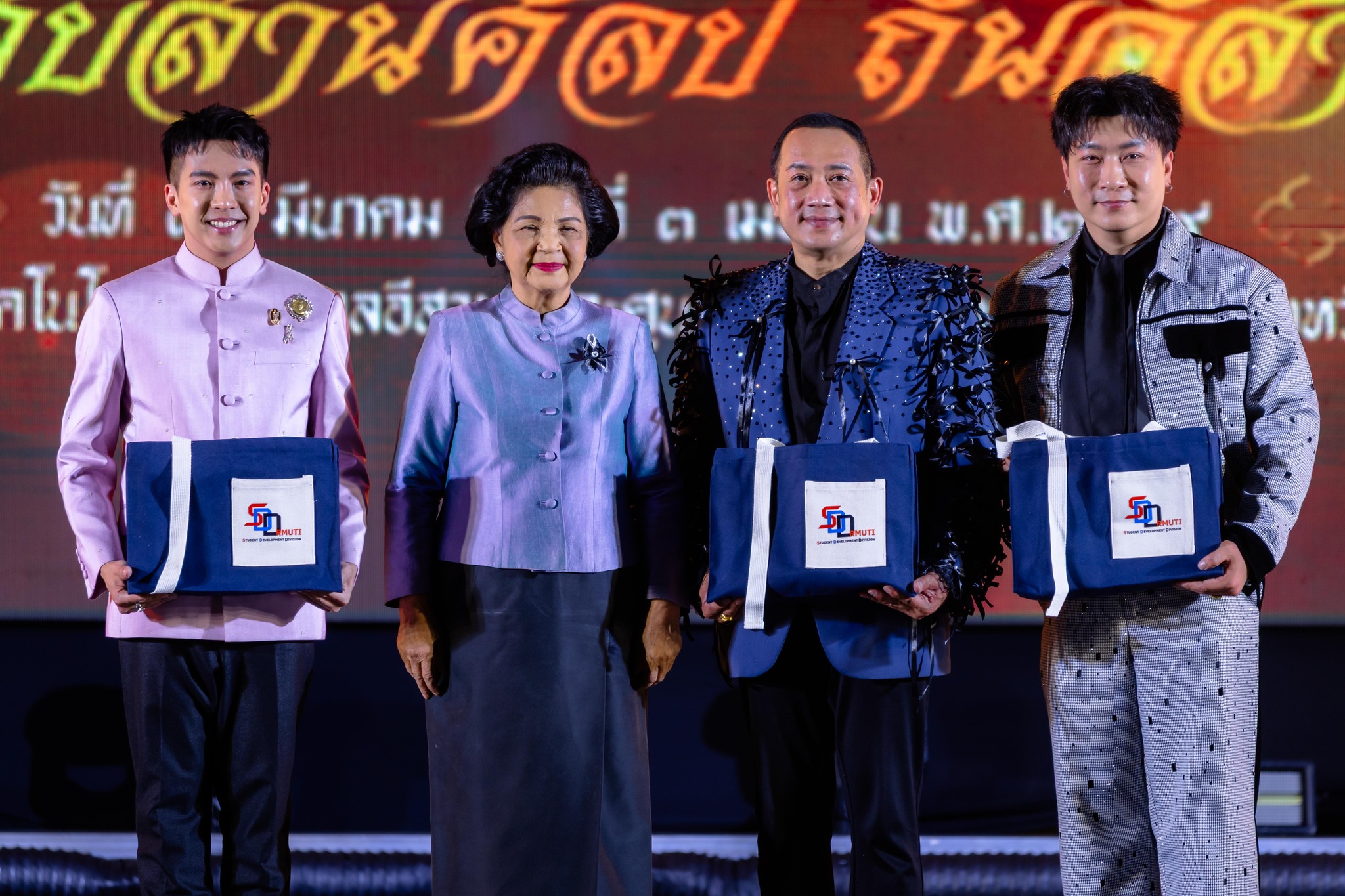 มทร.อีสาน คว้าแชมป์การประกวดขับร้องเพลงลูกทุ่งประเภททีม