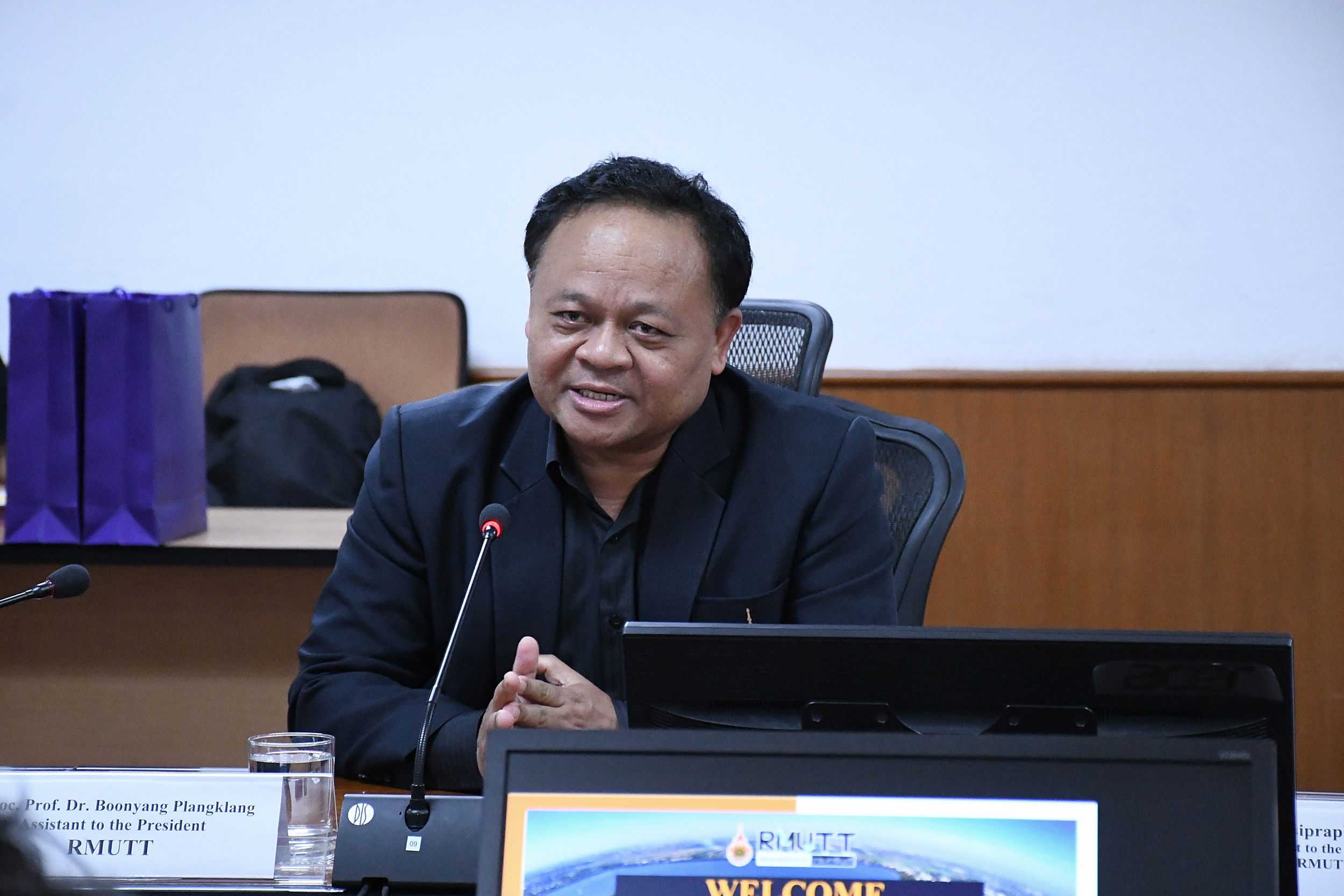 ต้อนรับ Adelaide University