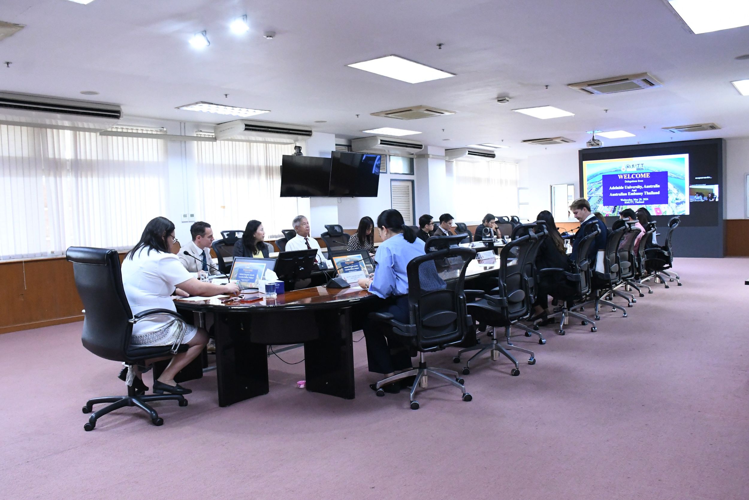 ต้อนรับ Adelaide University