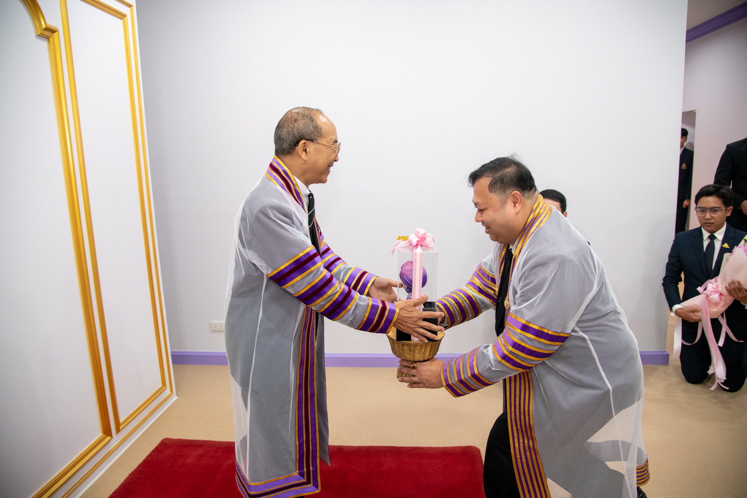 ราชมงคลพระนคร ทูลเกล้าฯ ถวายปริญญากิตติมศักดิ์