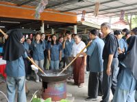 คณะเทคโนโลยีการเกษตร มทร.ธัญบุรี สืบสานภูมิปัญญากะละแมชาวมอญ