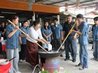 คณะเทคโนโลยีการเกษตร มทร.ธัญบุรี สืบสานภูมิปัญญากะละแมชาวมอญ