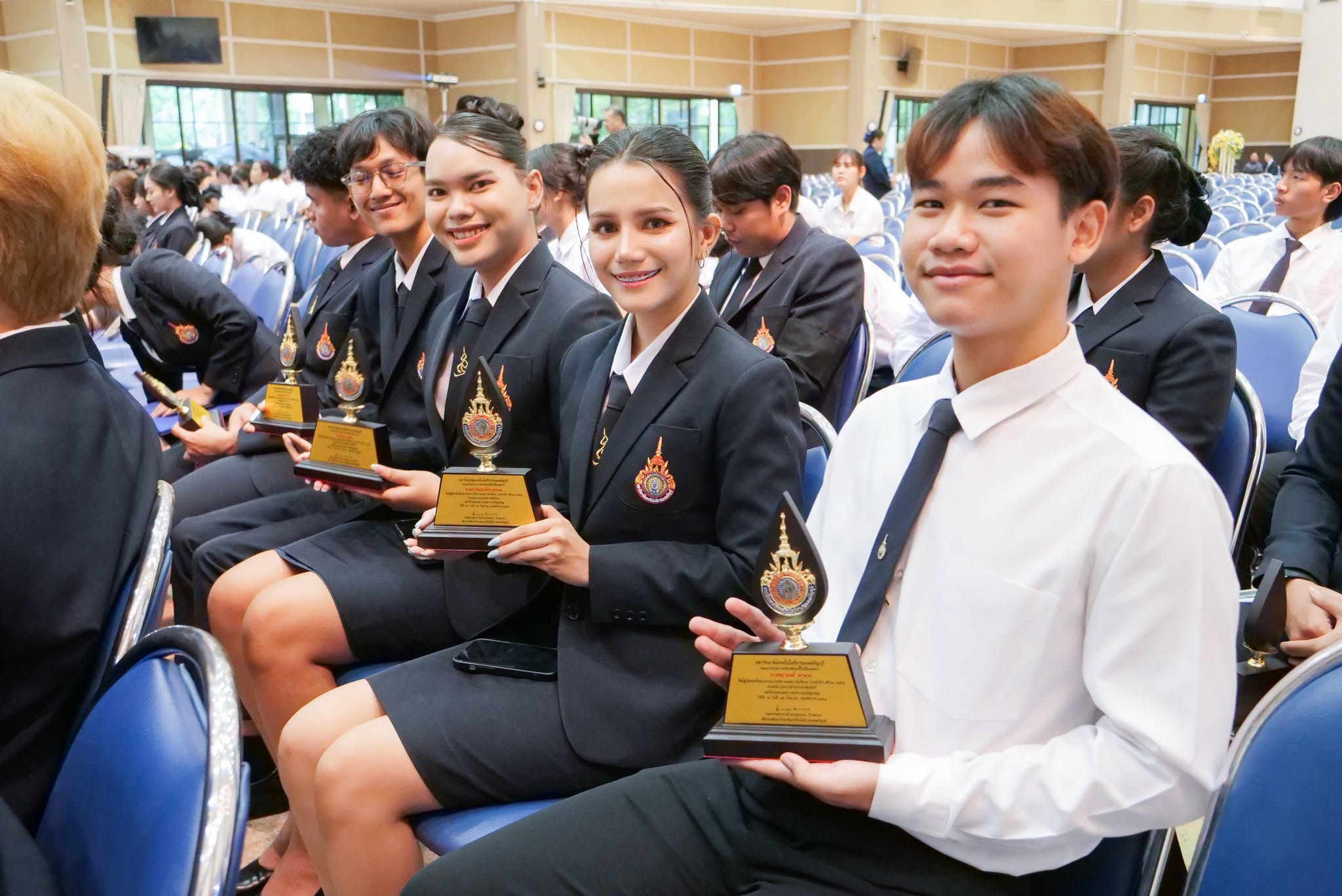 มทร.ธัญบุรี จัดพิธีมอบโล่ยกย่องนักศึกษาผู้มีความประพฤติดีและสร้างคุณประโยชน์แก่สังคม