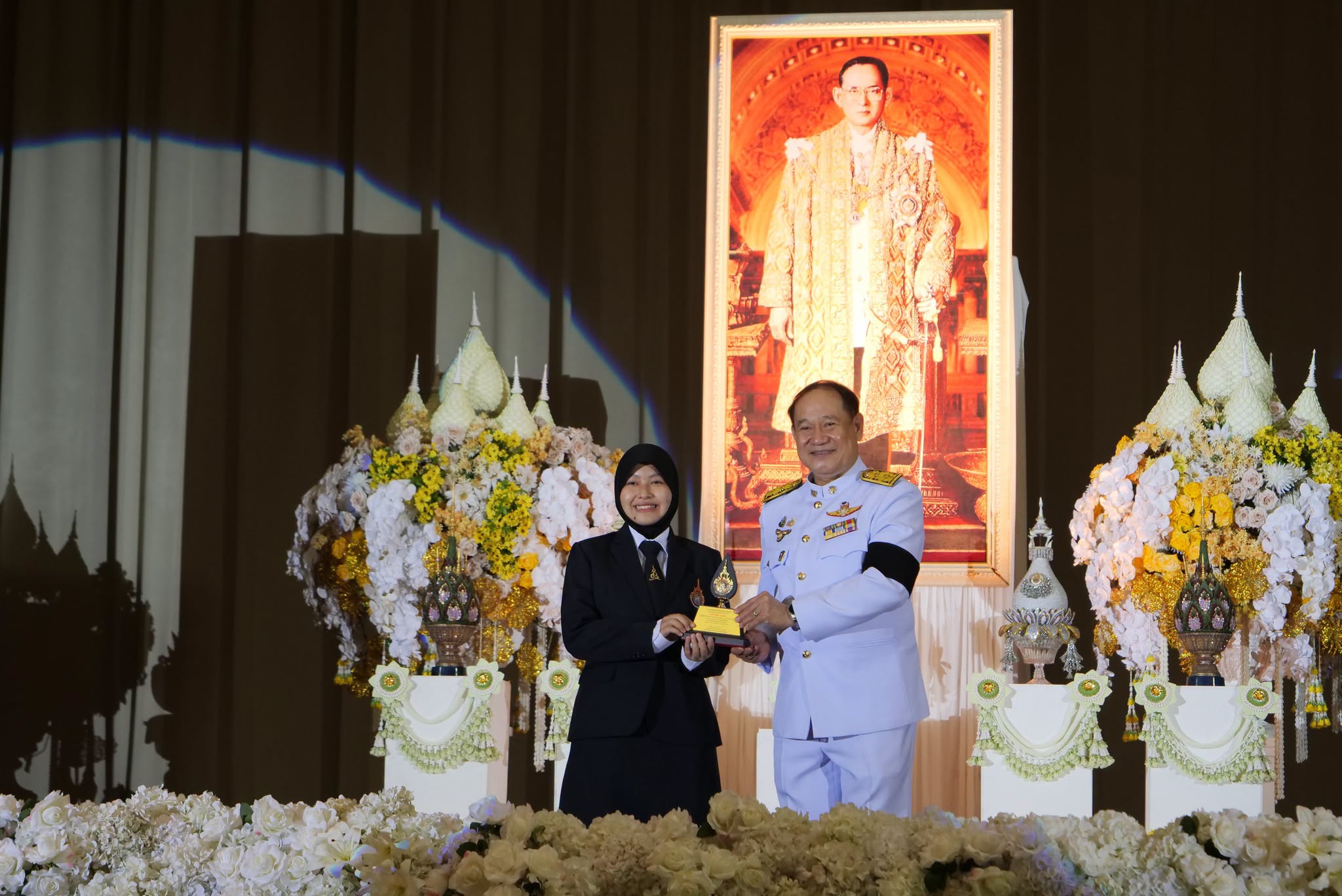 มทร.ธัญบุรี จัดพิธีมอบโล่ยกย่องนักศึกษาผู้มีความประพฤติดีและสร้างคุณประโยชน์แก่สังคม