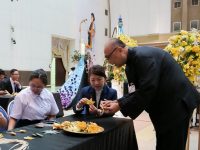 สถานีวิทยุ มทร.ธัญบุรี ร่วมโครงการ ‘ร้อยดวงใจ ถวายอาลัย ประดิษฐ์ดอกไม้จันทน์
