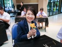 สถานีวิทยุ มทร.ธัญบุรี ร่วมโครงการ ‘ร้อยดวงใจ ถวายอาลัย ประดิษฐ์ดอกไม้จันทน์