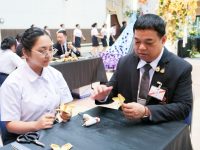สถานีวิทยุ มทร.ธัญบุรี ร่วมโครงการ ‘ร้อยดวงใจ ถวายอาลัย ประดิษฐ์ดอกไม้จันทน์