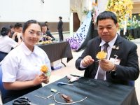 สถานีวิทยุ มทร.ธัญบุรี ร่วมโครงการ ‘ร้อยดวงใจ ถวายอาลัย ประดิษฐ์ดอกไม้จันทน์