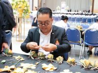 สถานีวิทยุ มทร.ธัญบุรี ร่วมโครงการ ‘ร้อยดวงใจ ถวายอาลัย ประดิษฐ์ดอกไม้จันทน์