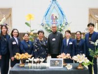 สถานีวิทยุ มทร.ธัญบุรี ร่วมโครงการ ‘ร้อยดวงใจ ถวายอาลัย ประดิษฐ์ดอกไม้จันทน์