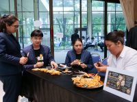 สถานีวิทยุ มทร.ธัญบุรี ร่วมโครงการ ‘ร้อยดวงใจ ถวายอาลัย ประดิษฐ์ดอกไม้จันทน์