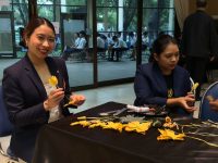 สถานีวิทยุ มทร.ธัญบุรี ร่วมโครงการ ‘ร้อยดวงใจ ถวายอาลัย ประดิษฐ์ดอกไม้จันทน์