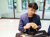 สถานีวิทยุ มทร.ธัญบุรี ร่วมโครงการ ‘ร้อยดวงใจ ถวายอาลัย ประดิษฐ์ดอกไม้จันทน์