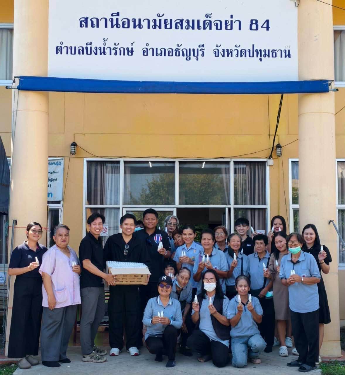 มทร.ธัญบุรี มอบสเปรย์กันยุง–แมลง 500 ชุด ช่วยเหลือประชาชนในพื้นที่ประสบปัญหาน้ำท่วมขัง