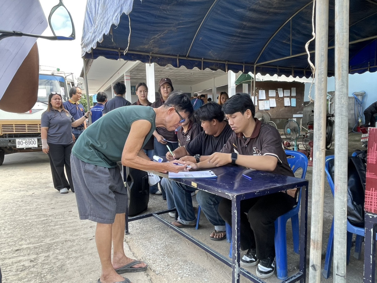 มทร.ล้านนา ลงพื้นที่ช่วยเหลือผู้ประสบภัยน้ำท่วม ซ่อมแซมเครื่องใช้ไฟฟ้าและเครื่องยนต์
